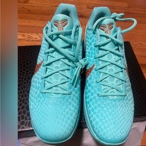 Kobe 6 Protro PE by Jalen Brunson. The Hyper Turquoise paired with Metallic.